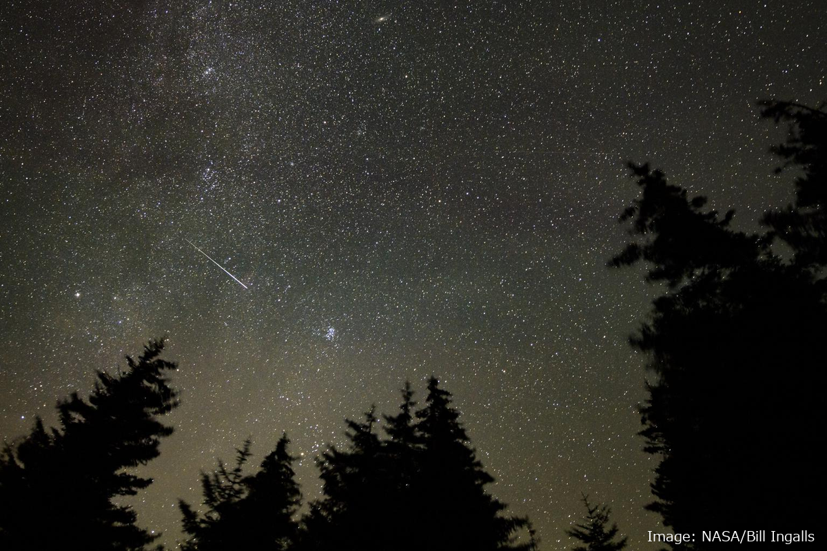 夜空を横切るペルセウス座流星群の明るい流星と星空